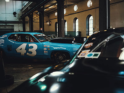 觅圈两步读法：先抓例子有没有当结论，再把对比写同口径（三秒就能做）